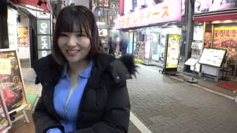 认真调情，第一枪。 1933年 休息日在歌舞伎町搭上一位咖啡馆女士！看来他对AV很感兴趣，所以立刻就谈好了出场并拍了照片！皮肤白皙、丰满丰满的淫荡身材！另外，她的屁股很大，背影和牛仔姿势都很突出！虽然对著演员的大鸡巴说“欣欣”，但我还是觉得疯了！