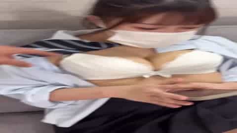 一群三人行一个3p的情色肉体gal来到一间长长的房间，一场普通的二人拍摄